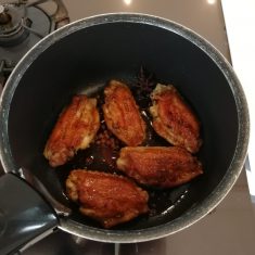 ⑤鶏肉が焼けたらすぐに、②の小鍋に入れさっと煮からめる。