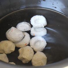キャベツを4等分にカットする。