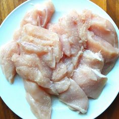 鶏むね肉は縦半分に切ってから、繊維を断ち切るようにそぎ切りにする。塩、コショウをもみ込んでから小麦粉をまぶす。