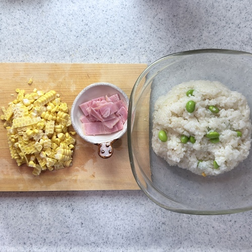 ＝下準備＝
とうもろこしは包丁で身をそぐ。
 ベーコンは1㎝の色紙切り。
 炊いたごはんに塩とごま油、枝豆を混ぜておく。
