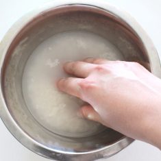 お米をサッと洗う。やりすぎると旨み、甘みが出てしまうので、サッと混ぜるぐらいでOK