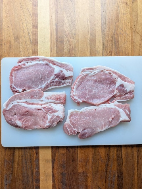 豚肩ロース肉は筋切りをする。