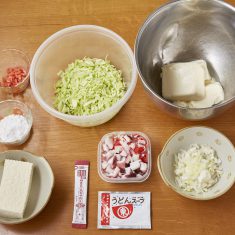 木綿豆腐は水切りして２～３時間置いておく。
