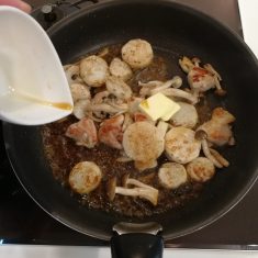 皿に盛り付けてから、粗びき黒こしょうをふる。