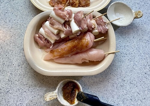 （ささみ串）ささみは切らずに串にさし、=味噌ダレ=を表面にぬる。（上のみ）