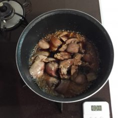 小鍋に、スライスした生姜、調味料を入れ煮立てる。煮立ったところに④を入れ、2～3分煮て、１度取り出す。