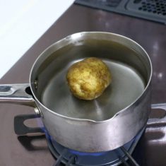 じゃがいもは皮のまま水から茹でる。柔らかくなったら5mm程度の薄切りにする。