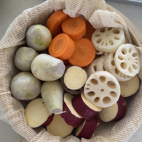 セイロの内側に、濡れたさらしを敷き、その上にブロッコリー以外の野菜を彩りよく並べる。
