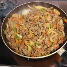 白ごまを振りかけたらできあがり。