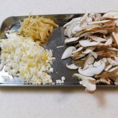 ねぎはみじん切り、椎茸はスライス、生姜は千切りにする。