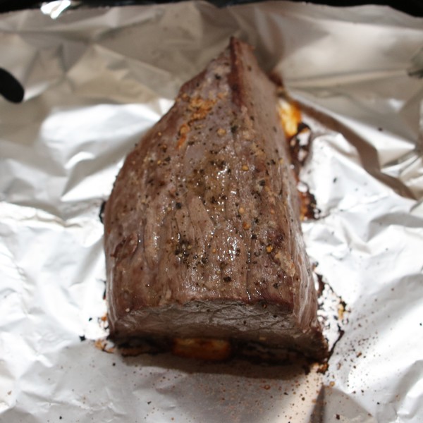 マルチグリルのプレートに肉を乗せ、調理モード［焼く］の火加減・強で8分加熱する。