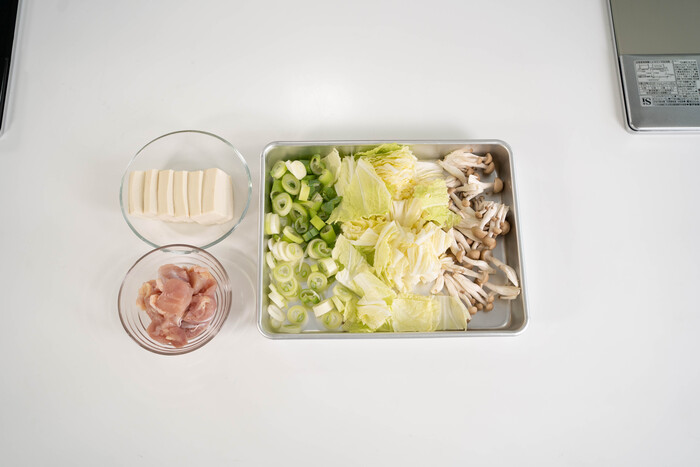 白菜、長ねぎ、しめじ、木綿豆腐を食べやすいサイズに切る。