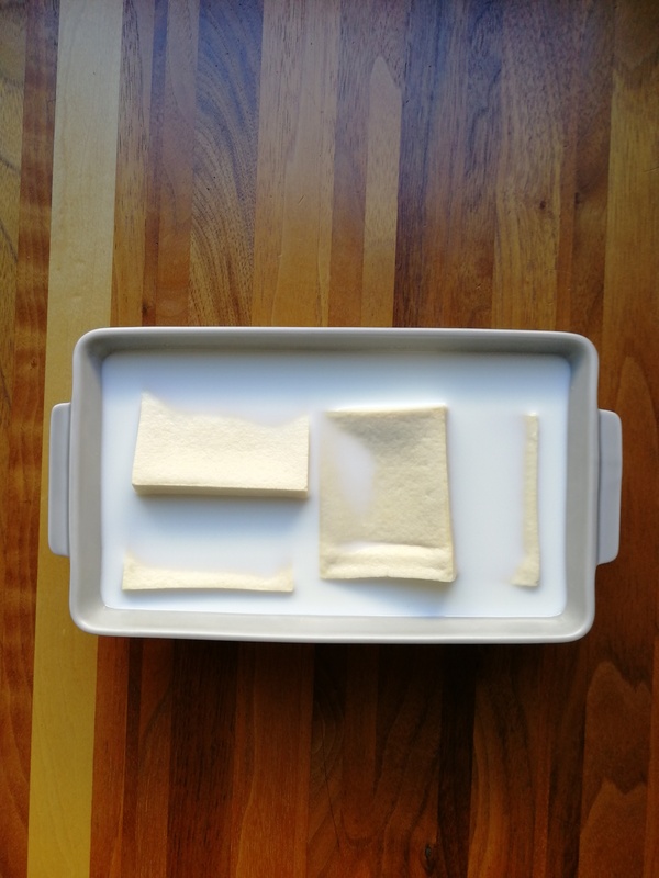 牛乳に水を混ぜ、高野豆腐を入れて５分おく。