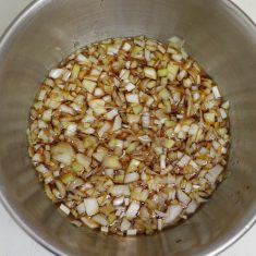  ＜たれを作る＞
ねぎはみじん切りにし、(A)の材料と合わせておく。