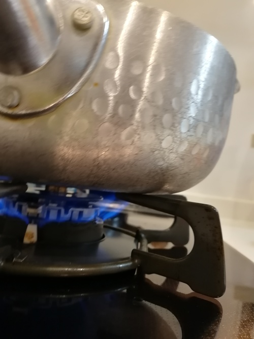 料理酒は1分半沸騰させて煮詰める。