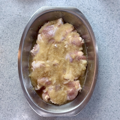 シェフポットに大根おろしを半分→鶏手羽肉→残りの大根おろしの順に入れる。