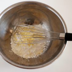 薄力粉、粉糖、アーモンドプードルをボウルに入れて泡だて器で混ぜてダマをなくす。
