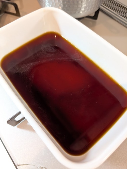 ＝南蛮酢＝は煮立つ直前まで加熱し、酸に強い容器に合わせておく。
