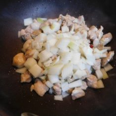 フライパンにごま油を熱し、唐辛子と鶏肉をいれ炒め、色がついてきたら、たまねぎを加え、さらに炒める。