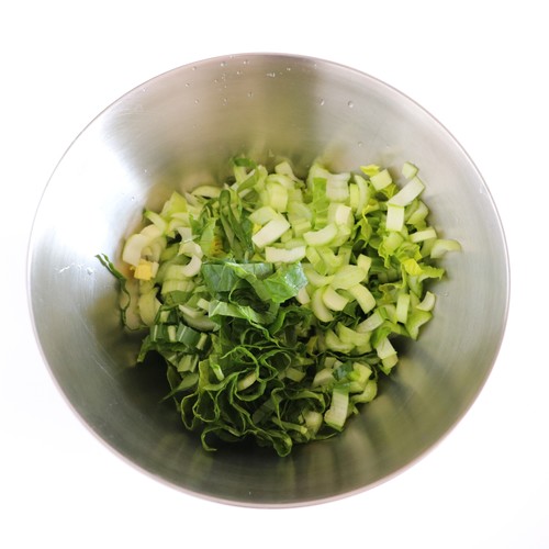 小松菜は5㎜幅に切ったら塩もみして10分程置き、水気をしっかり絞る。
