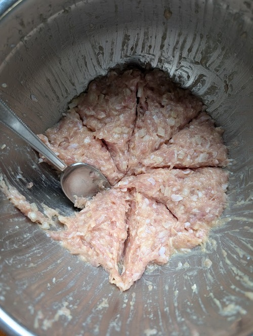 玉ねぎのみじん切り、しょうがのすりおろし、調味料を入れて都度良く混ぜる。
卵と片栗粉も加えて練り上げ、8等分する。