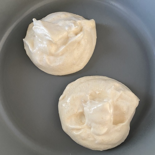 テフロン加工のフライパンにバターを薄く塗り、⑥を2つに分けて広げる。