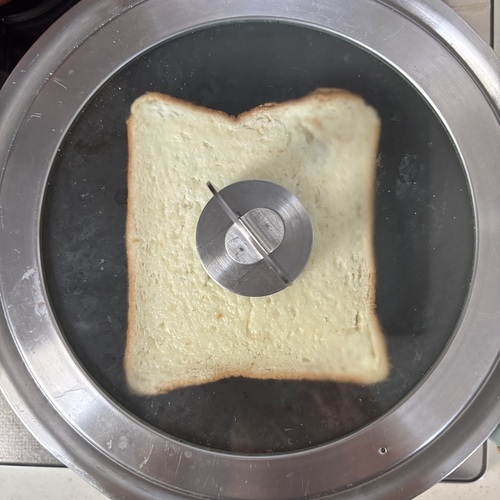 フライパンをコンロに置いて点火し、調理モード：焼きサポート/タイマー：6分に設定する。
食材投入のブザー音が鳴ったら、②を置いて蓋を閉め、モードキーを押す。