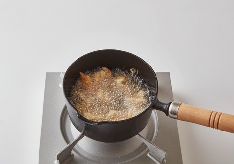 小鍋にサラダ油を２ｃｍほどいれ、１８０℃に熱し、②をいれ、カリっとするまで揚げる。