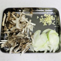 玉ねぎは薄切りにし、きのこ類は食べやすい大きさに、にんにくはみじん切りにする。