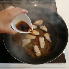 皿に春菊とカブをふんわりと盛り付け、上に②のブリを並べ、余ったタレもブリにかける。