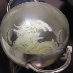 鍋にオリーブオイルを入れて熱し、玉ねぎを炒めて透き通ったらベーコン、さつまいもも炒める。