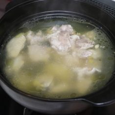 鶏もも肉は下処理をして1口大に切り、土鍋に加え、蓋をして30分加熱する。