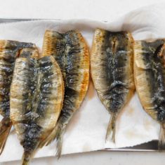 ②のイワシを一度バットなどにうつし、フライパンを綺麗にする。