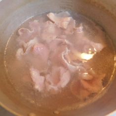 鍋に出汁をいれ、大根、人参、こんにゃくを加えて火にかける。途中、じゃがいもを加える。