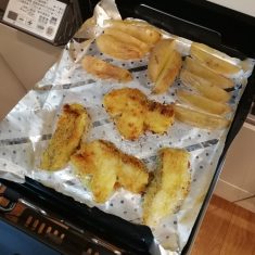 マルチグリルのプレートの奥に③のじゃがいもを並べる。手前に②のタラを並べる。調理モード［ノンフライ］火加減・中で10分加熱する。