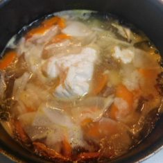 茹でた豚肉、椎茸も加えて、火が通ったら味噌を入れ、塩、薄口、みりんで味を調える。