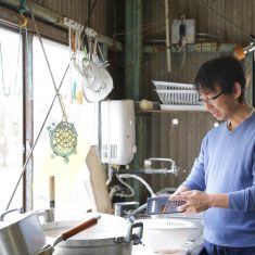 キクイモをピーラーでスライスする