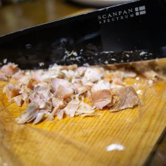 焼いたくさやを細かく刻みます。