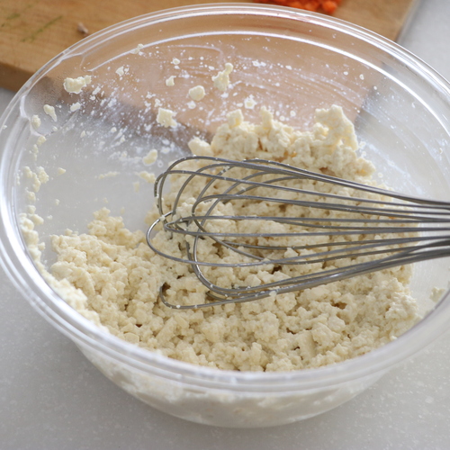 木綿豆腐をボウルに入れて泡立て器でなめらかにする。はんぺん、卵も加えて滑らかにする。