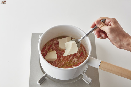 とろみがついたら、豆腐をスプーンで一口大にすくい加える。
ふつふつとしてきたら、溶き卵を回しいれる。