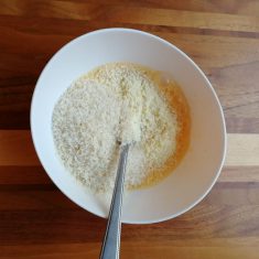 ボウルに卵を溶きほぐしてパルメザンチーズとパン粉、水を加えて混ぜ、あればイタリアンパセリのみじん切りも加えて混ぜる。