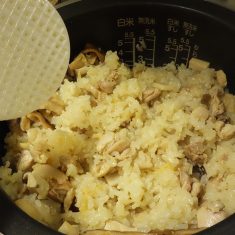 炊き上がったら全体をさっくり混ぜる。いろどりが欲しければ茹でたミックスベジタブルなどを加えてもOK。