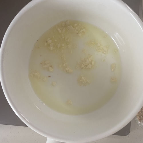 鍋にオリーブオイル大さじ１とにんにくを入れて温める。
