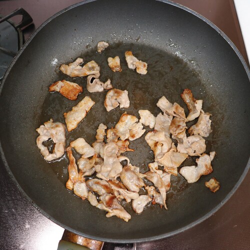 フライパンを中火で熱し、豚バラ薄切り肉をカリカリになるまでしっかり炒める。