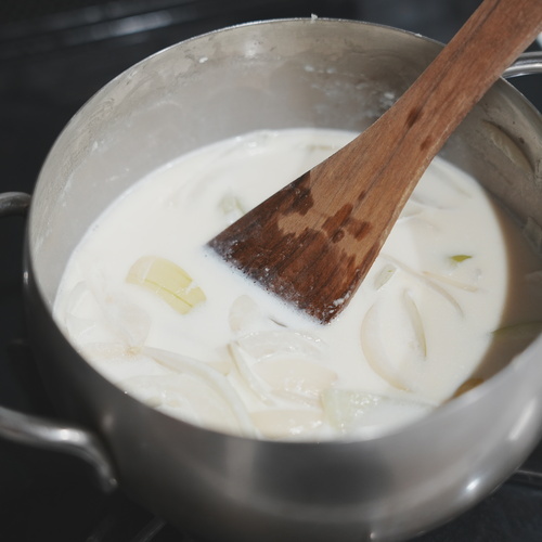 米粉を加えて炒め、全体に米粉が均一に回ったら牛乳と塩を加えて中火で熱する。