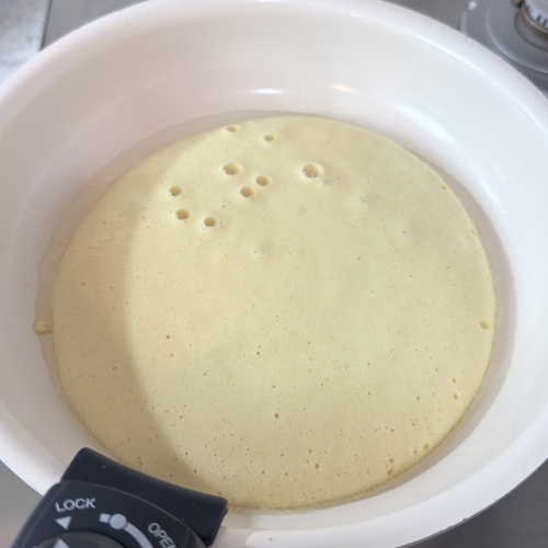 食材投入の合図がなったらフライパンに生地の1/2量を流しモードキーを押す。