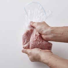 ポリ袋に合い挽肉と塩、黒こしょうをいれ、１分ほどしっかりと揉む。