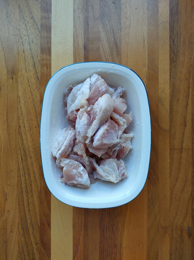 鶏モモ肉は大き目の一口大に切り、片栗粉をまぶす。
