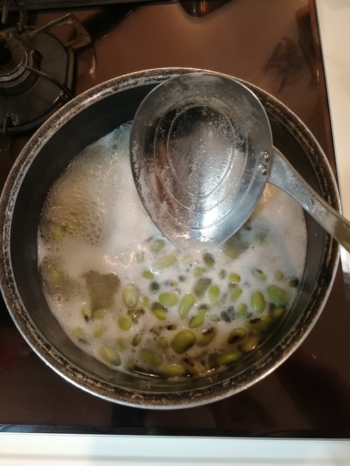 ①を汁ごと鍋に入れ中火にかけ、沸騰したら弱火にし、あくを取りながら30分程度茹でる。