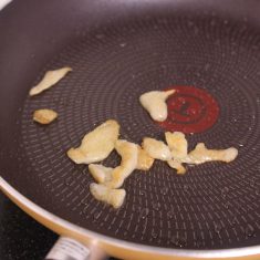 フランパンを熱して鶏ももの皮だけ入れて炒め、皮がカリカリになったらおろしたにんにくも加えて炒め、残りの肉も加えて色が白くなるまで炒める。